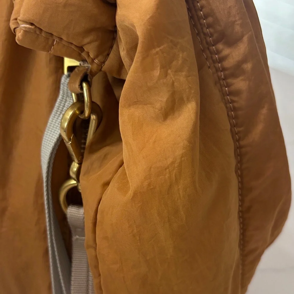 Vince Camuto rustic oak Bag with Zip Accents